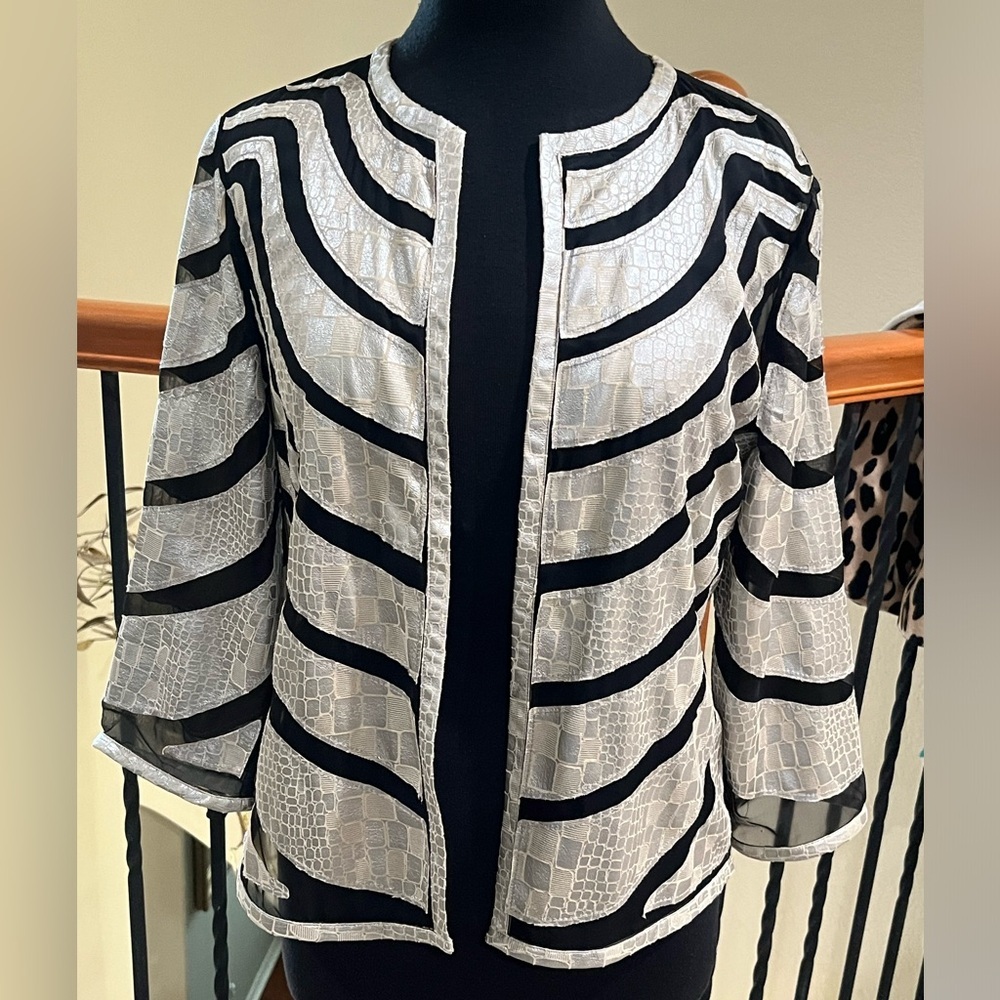 CHICOS TRAVELERS MARGO WAVE APPLIQUÉ JACKET Black AND SILVER SIZE S
